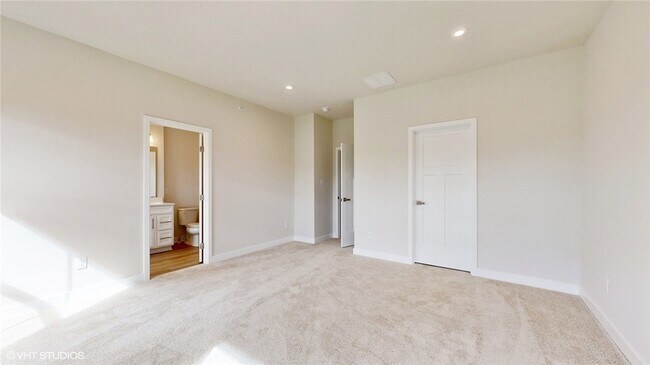 Building Photo - 6804 Sycamore Way
