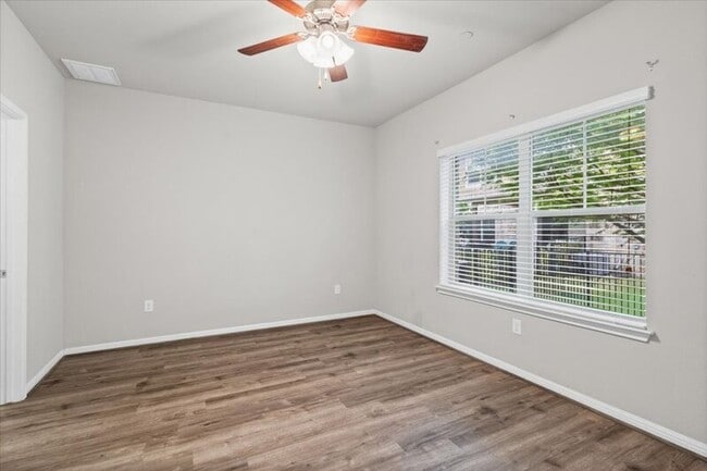 Building Photo - 516 E Slaughter Ln