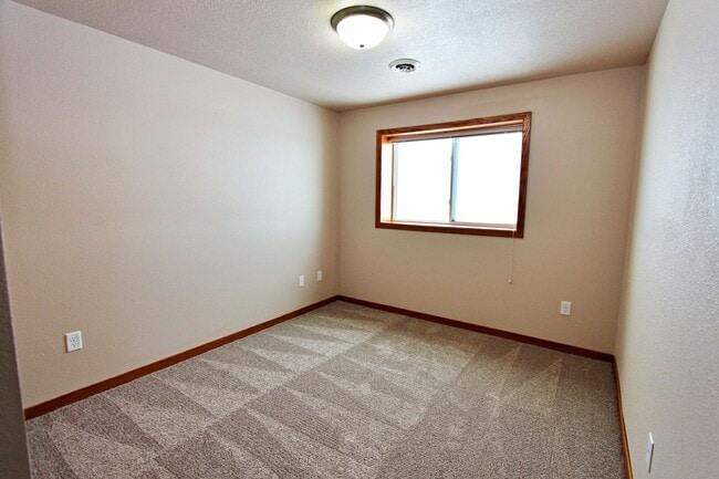Building Photo - 4 Bedroom Townhome!