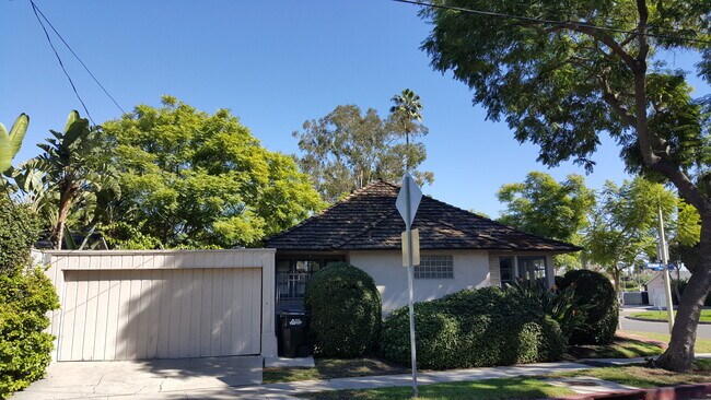 Building Photo - 8533 Rosewood Ave