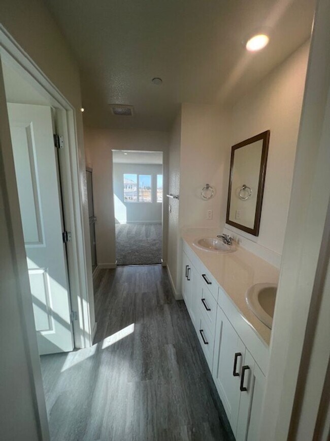 Building Photo - Brand new 4 Bedroom Smart Solar Home in Am...