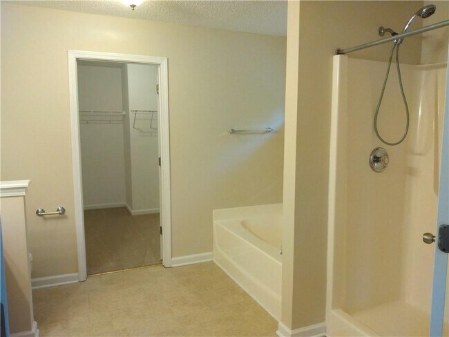 Building Photo - 131 Peachtree Glen Dr