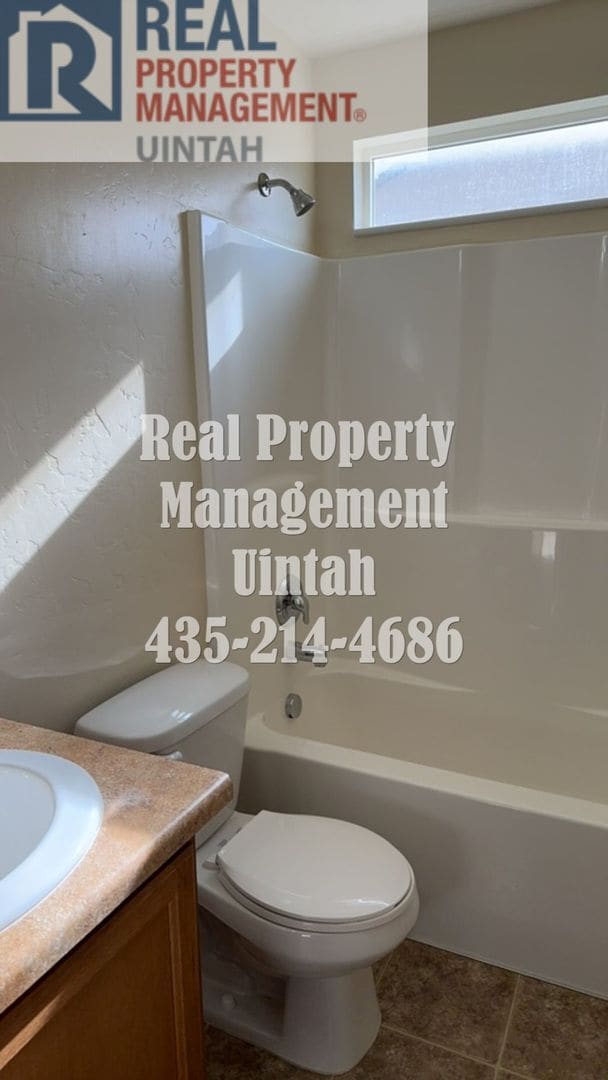 Building Photo - RENT AND DEPOSIT HAS BEEN REDUCED!! 2-bedroom, 2-bathroom Townhouse in SkyPark 1. IS OFFERING A $...