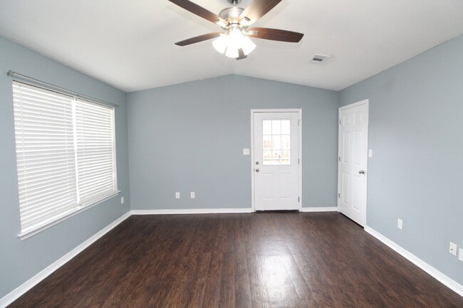 Building Photo - Private Cul-de-Sac Living — 3BR Home Featuring Open Layout, Wooded Backyard Views & Stylish Updat...