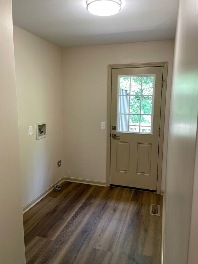Building Photo - 1307