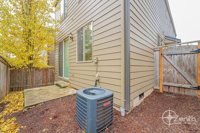 Building Photo - 3307 NE 43rd Pl
