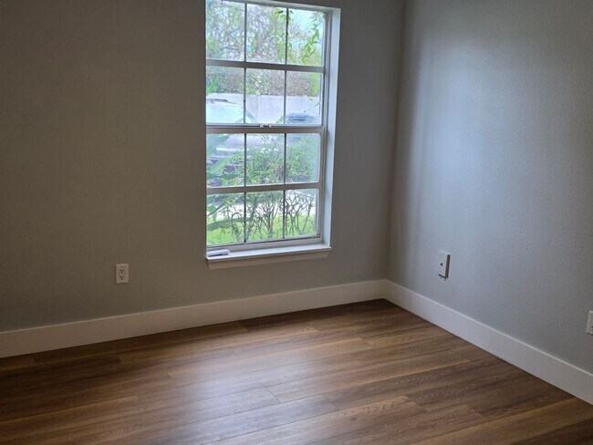 Building Photo - FOR RENT!! RECENTLY RENOVATED 2 BEDROOM 2 BATH CONDO (FIRST FLOOR)...