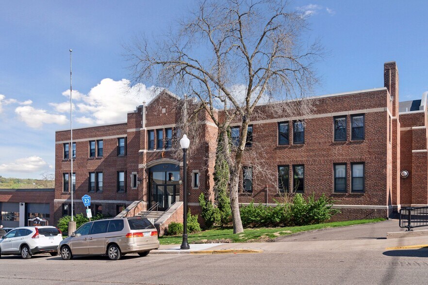 Building Photo - 107 Chestnut St E