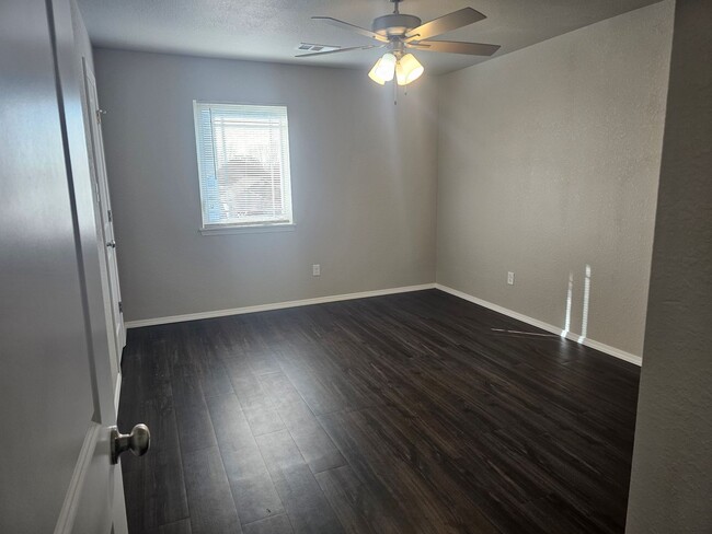 Building Photo - Beautiful New Townhomes in Alma!
