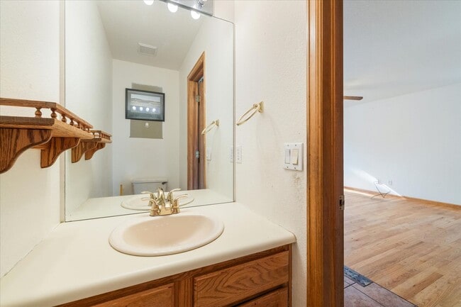Building Photo - Gorgeous 5 Bedroom, 4 Bath Home on the Edg...