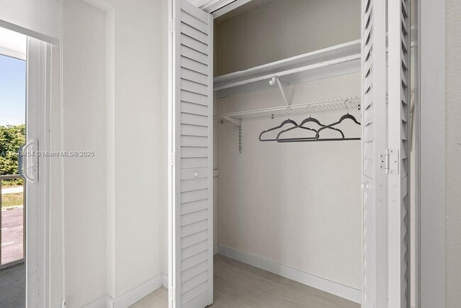 Building Photo - 2305 Tamarind Dr