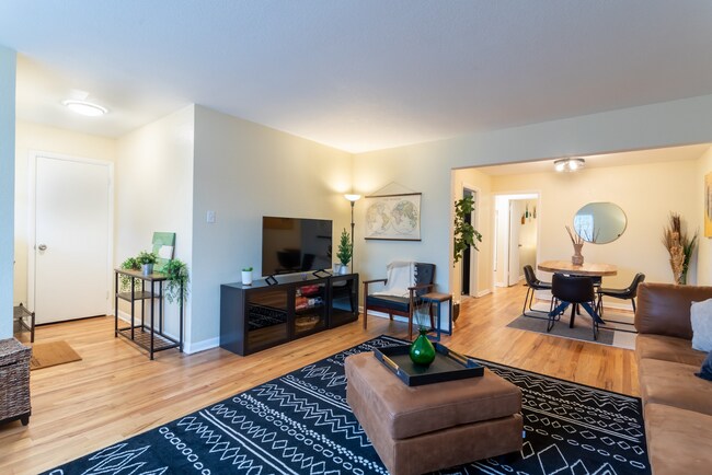 Building Photo - Spacious Updated Unit of Quadplex Availabl...
