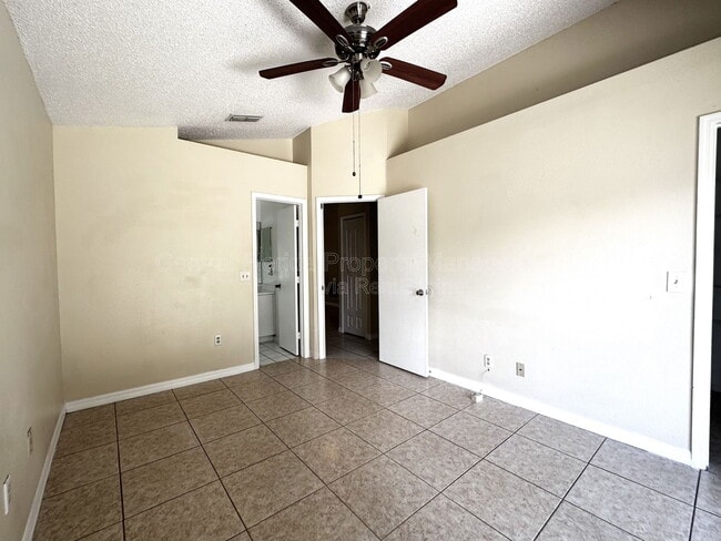 Building Photo - 9606 Chandon Dr