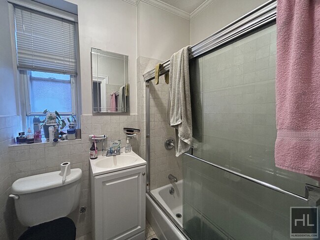 Building Photo - 1BR on CRUGER AVENUE