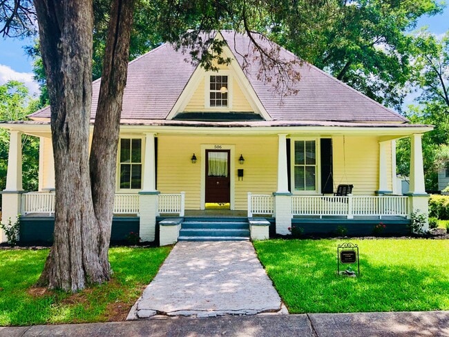 Building Photo - Plum Street-3 bedroom/2 bath home with large rocking chair front porch!
