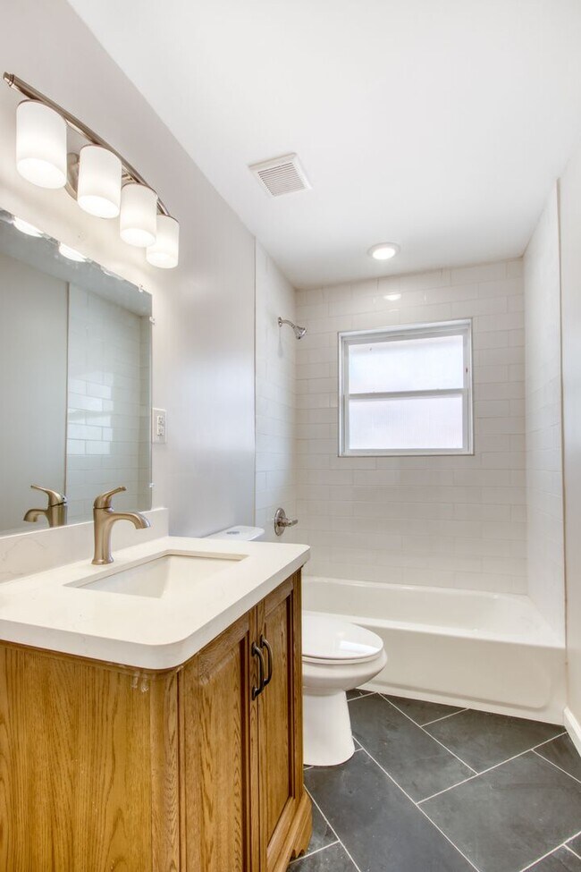 Building Photo - Newly Renovated 2 Bedroom 2 Bath Condo / Gated Parking / East Dallas