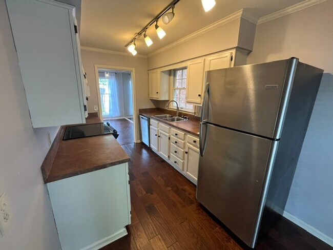 Building Photo - 2805 Foxcroft Rd