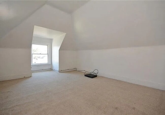 Building Photo - Pet Friendly Large 3 bedroom