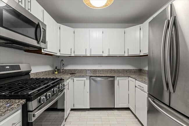 Building Photo - 559 W Surf St