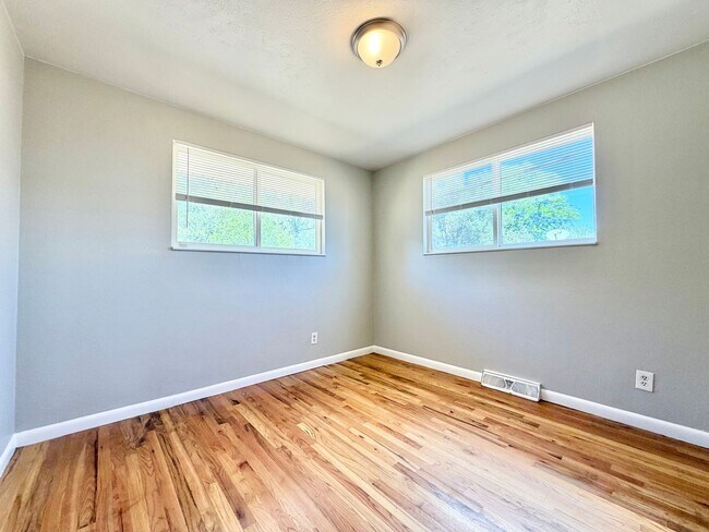 Building Photo - Bright and Spacious Lakewood Duplex Available for Immediate Rental!!!