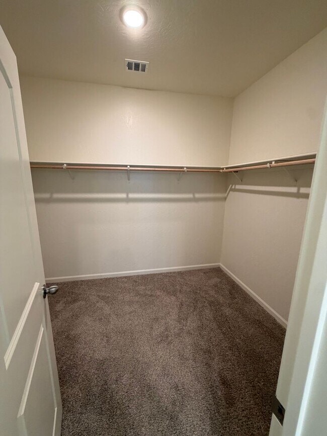 Building Photo - Beautiful Home for rent in Tulare!