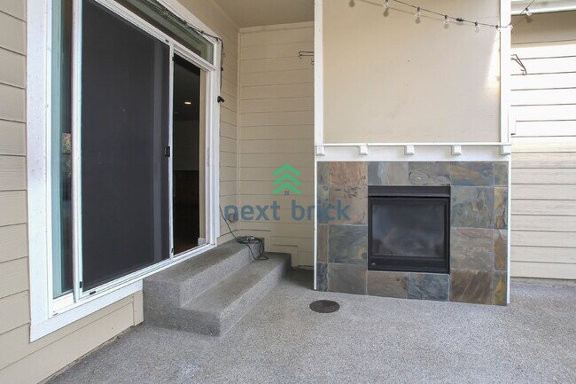 Building Photo - 3 Bed and 2.5 Bath Single-family Home Avai...