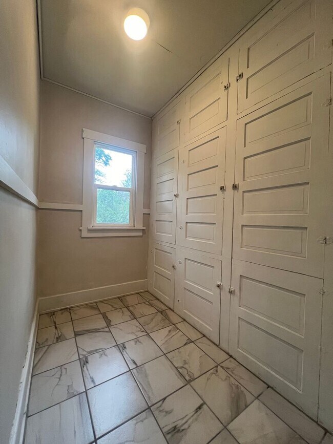 Building Photo - 915 5th Ave N