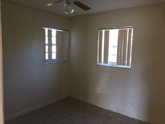 Building Photo - Amazing 3-1 house with fenced front and backyard !