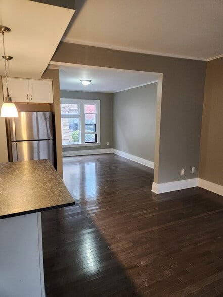 Building Photo - Fully Renovated Park and Beverly Apartments!