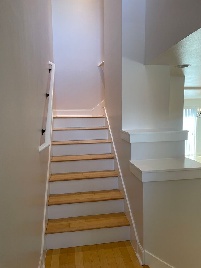 Building Photo - Old Mill Townhome Available 5/5/25