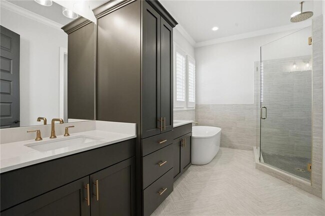 Building Photo - 1254 Six Sisters St