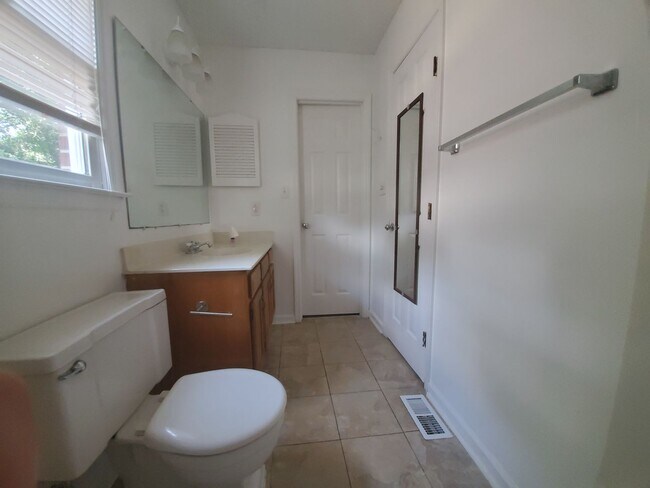 Building Photo - 5090 Summer Ridge Rd