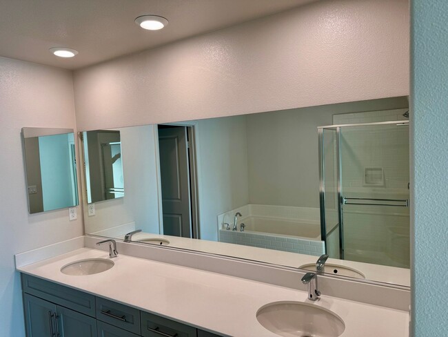 Building Photo - 4 bedroom townhome in Camarillo’s Springvi...