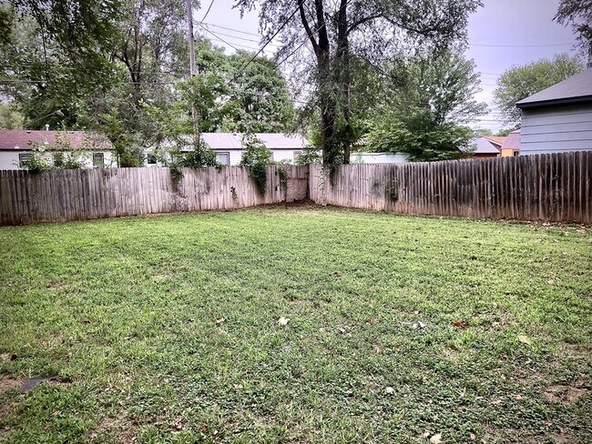 Building Photo - 338 W 4th St