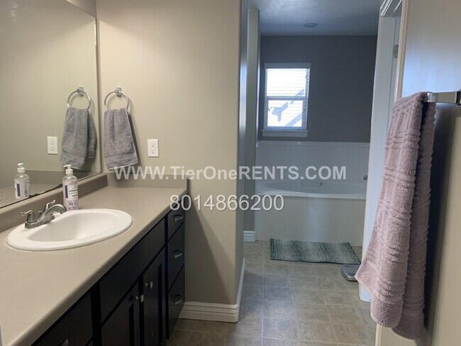 Building Photo - This property offers a NO DEPOSIT option available for qualified renters!