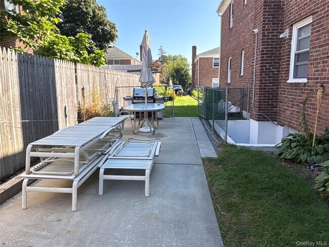 Building Photo - 28 Linden St