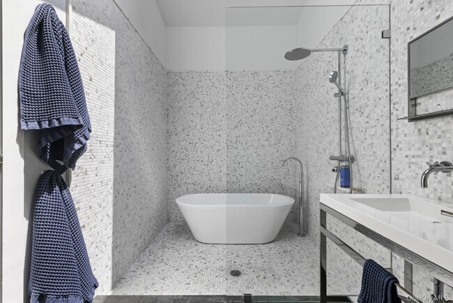 Building Photo - 24 Quogue Riverhead Rd