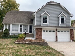 Building Photo - Large 4 Bedroom/3 Bath Home in Lee's Summit