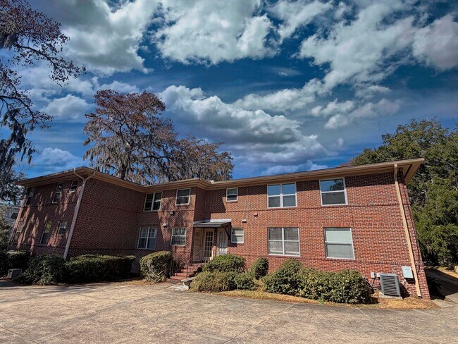 Building Photo - Charming 2 Bedroom, 1 Bathroom Updated Condo in the Heart of Avondale