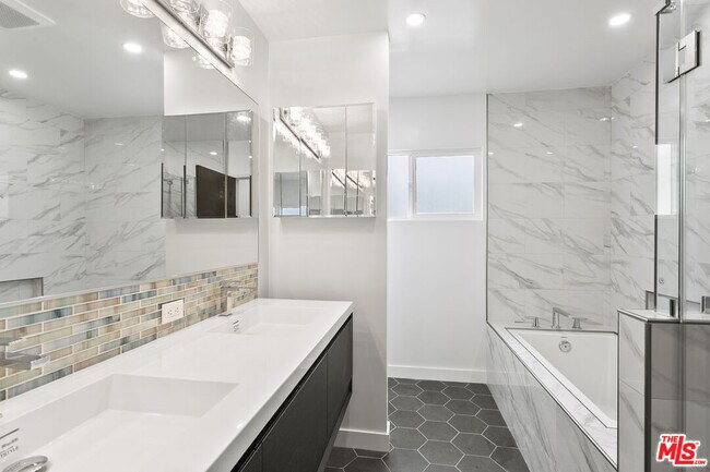 Building Photo - 4444 Don Felipe Dr