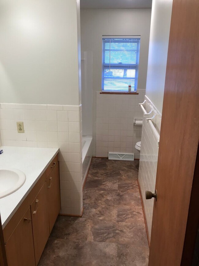 Building Photo - 3 Bed 2 Bath Springfield, MO