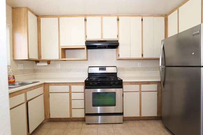 Building Photo - **24210 Sylvan Glen Rd #F Diamond Bar** 2 bedroom 2 bath Townhouse !!