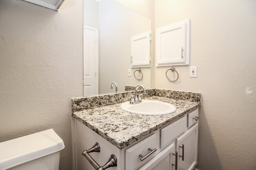 Building Photo - 1385 Chinaberry Dr