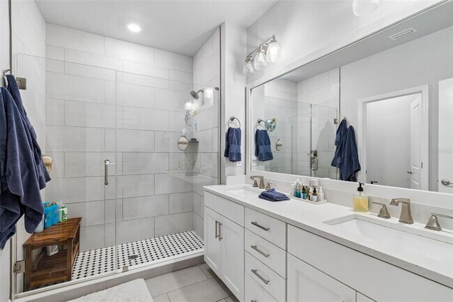 Building Photo - 213 S Albany Ave