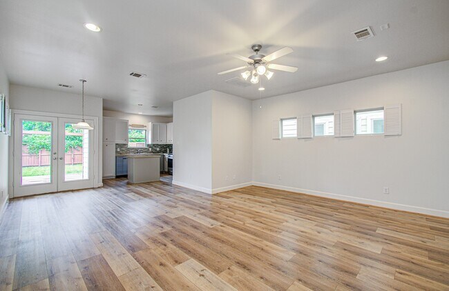 Building Photo - 624 E 39th St