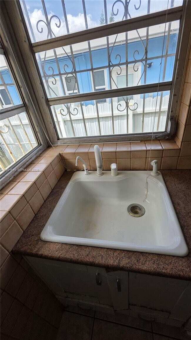 Building Photo - 2114 Biarritz Dr