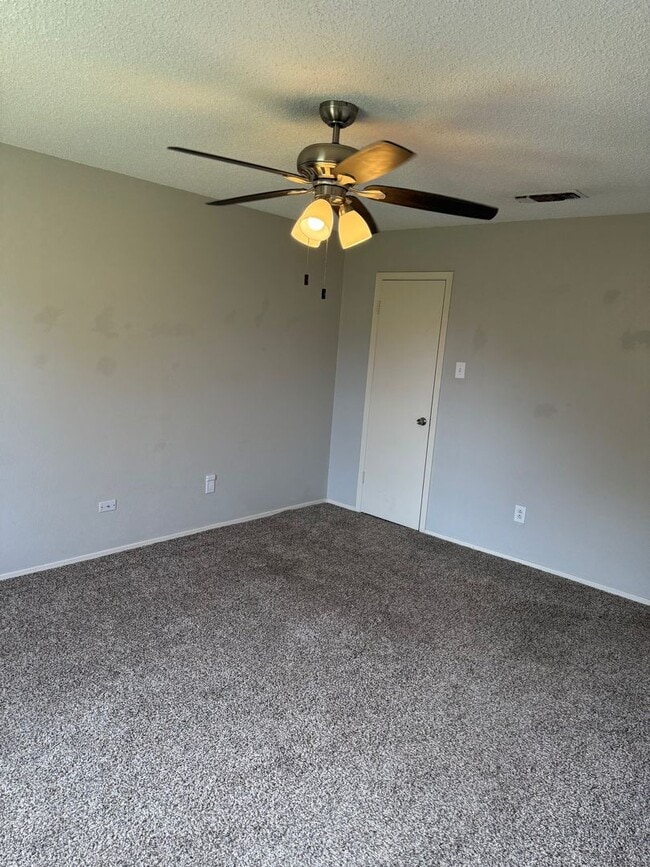 Building Photo - Updated 3-2-2 in Northwest Lubbock Near TC...