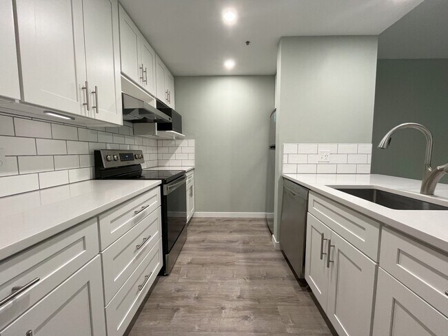 Building Photo - 1BD/1BA RiverPlace Condo - Secure Parking Included. Walk to OHSU, Waterfront, Shops & Restaurants.