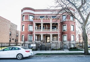 Building Photo - Stylish Bronzeville 2BR with Parking, Storage & Modern Finishes