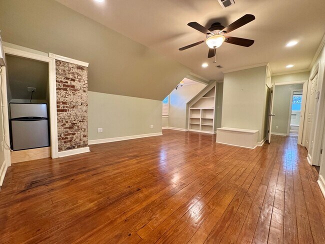 Building Photo - 5 Bedroom Home Between 12 South and Oak Hill